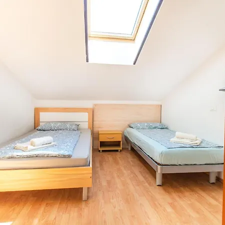 Apartment 3 Bedroom Awesome In Secovlje
