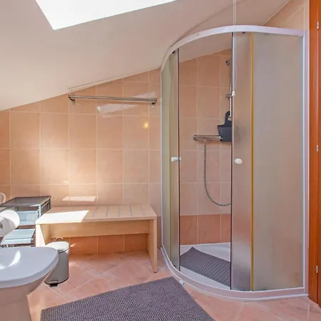 Apartment 3 Bedroom Awesome In Secovlje