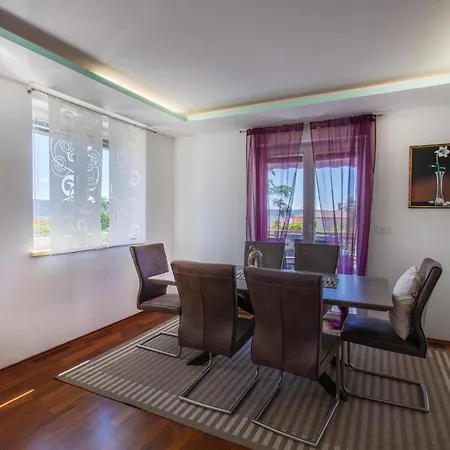 Apartment 3 Bedroom Awesome In *