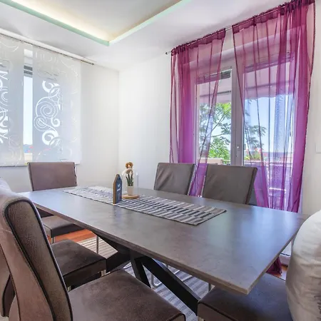 3 Bedroom Awesome In Apartment *